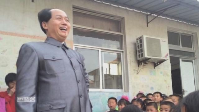 Un sosie officiel de Mao Zedong visite une école en Chine