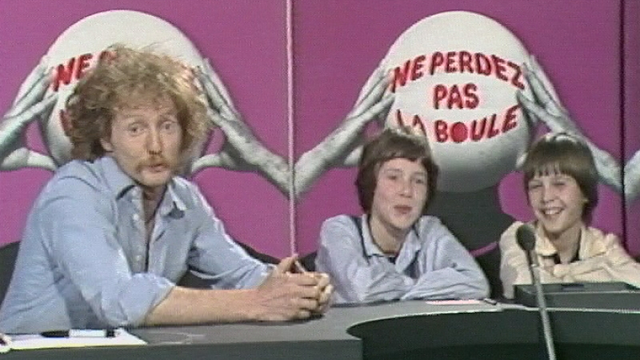 Gérard Demierre aux commandes de l'émission Ne perdez pas la boule, 1980. [RTS]