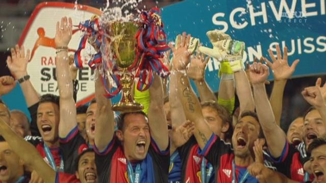 Remise du trophée de champion au FC Bâle (6e titre consécutif). Les Bâlois garderont définitivement le trophée