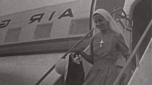 Soeur Marie-Bernard rentrant de Guinée en Suisse, en 1962. [RTS]