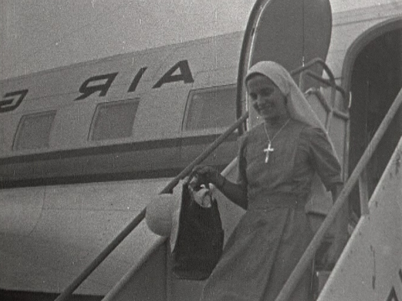 Soeur Marie-Bernard rentrant de Guinée en Suisse, en 1962. [RTS]