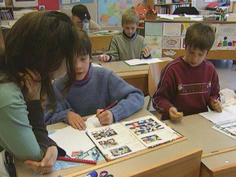 Les écoliers suisses romands peinent à apprendre l'allemand en Suisse. [RTS]