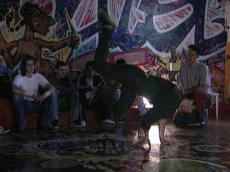 Des jeunes pratiquent le breakdance au squat du Goulet à Chêne-Bourg.