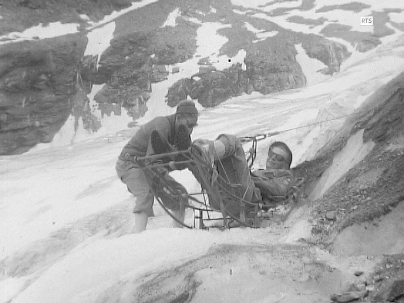 Exercice de sauvetage sur le glacier de Ferpècle. [RTS]