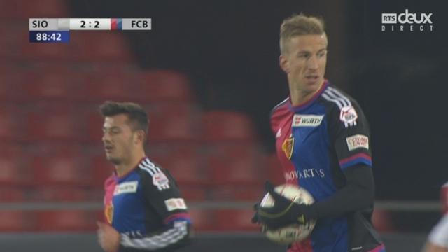 FC Sion - FC Bâle (2-2): Marc Janko transforme le penalty logiquement donné par une faute de Léo Lacroix sur Breel Embolo