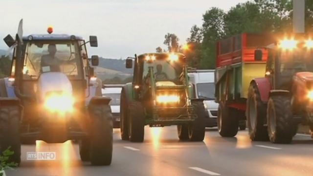 Les éleveurs bloquent les routes en France