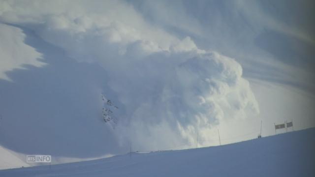 Spectaculaire déclenchement d'une avalanche à Anzère