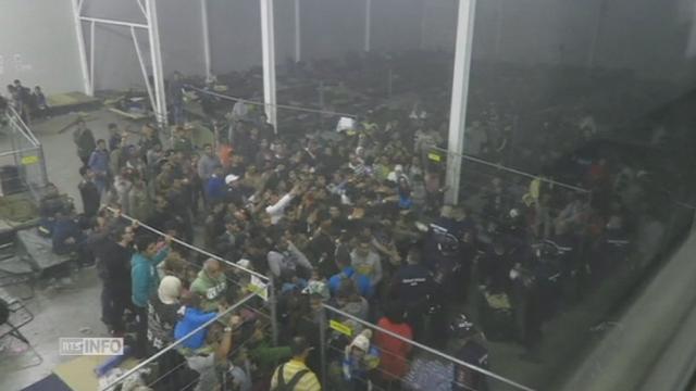 Migrants placés dans des enclos en Hongrie