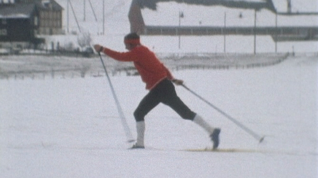 Aloïs Kaelin, fondeur suisse de ski de fond à l'entraînement. [RTS]