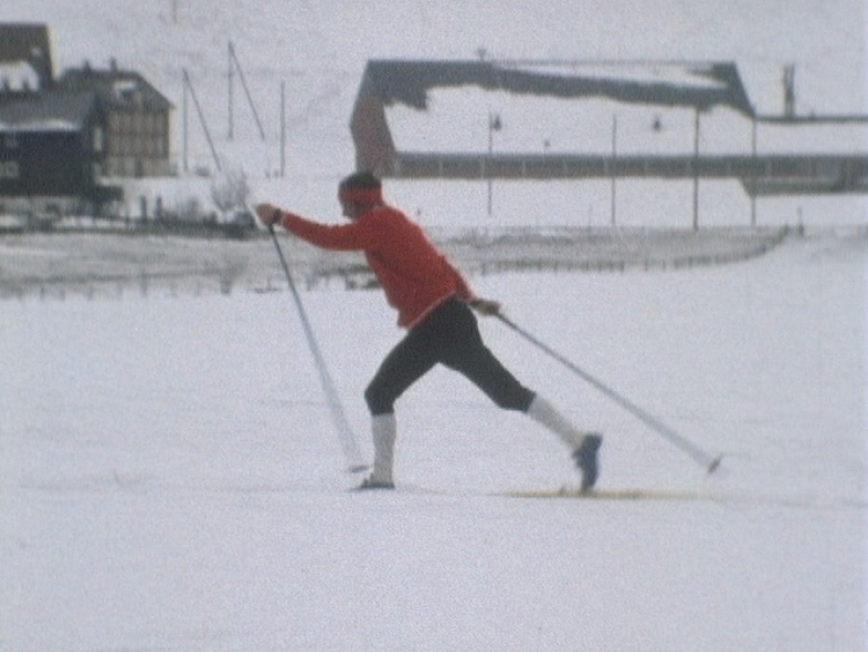 Aloïs Kaelin, fondeur suisse de ski de fond à l'entraînement. [RTS]