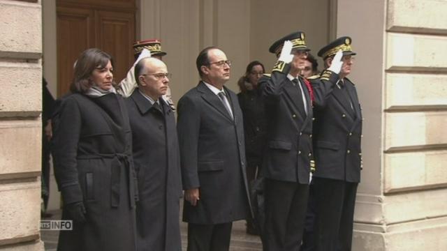 François Hollande observe une minute de silence