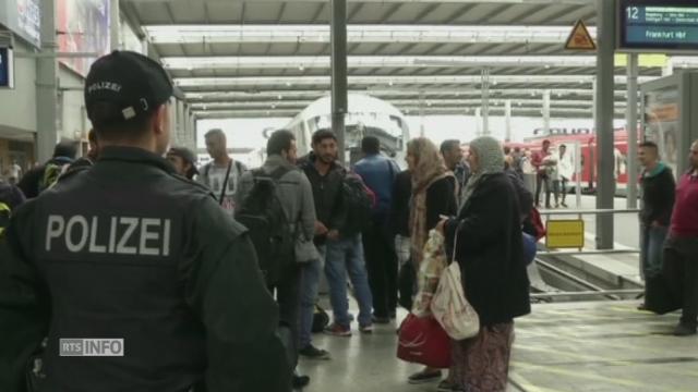 Des centaines de refugies arrivent a Munich