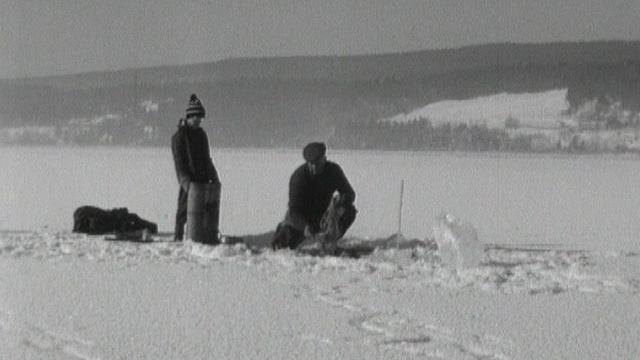 Pêche hivernale sur le lac de Joux en 1964. [RTS]