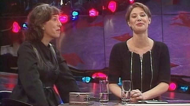 Maïtena Biraben présente l'émission Ça colle et c'est piquant. [RTS]