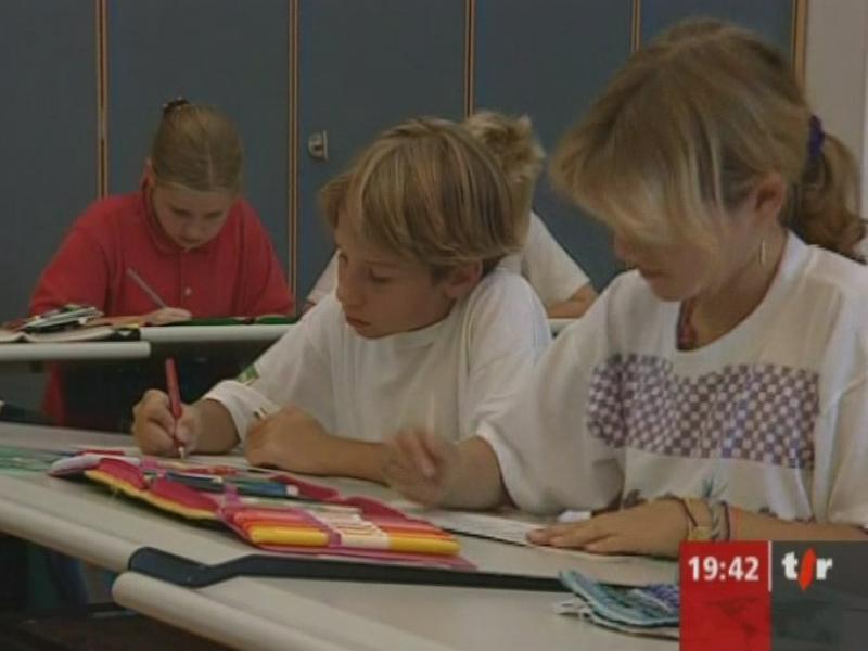 Ecoliers travaillant en classe en Suisse en 2007. [RTS]