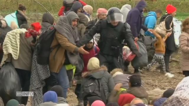 Des migrants forcent le passage à Berkasovo