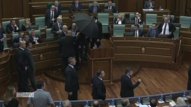 Des elus lancent des oeufs sur le Premier ministre du Kosovo