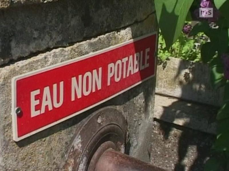 Eau non potable de nos fontaines. [RTS]