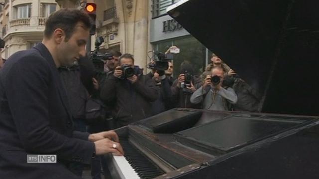 Un homme joue "Imagine" de John Lennon au piano près du Bataclan