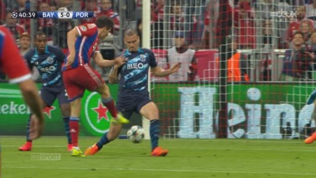 1-4, Bayern Munich - FC Porto (5-0): passe en retrait de Muller pour Lewandowski qui inscrit un 5e but avant la mi-temps