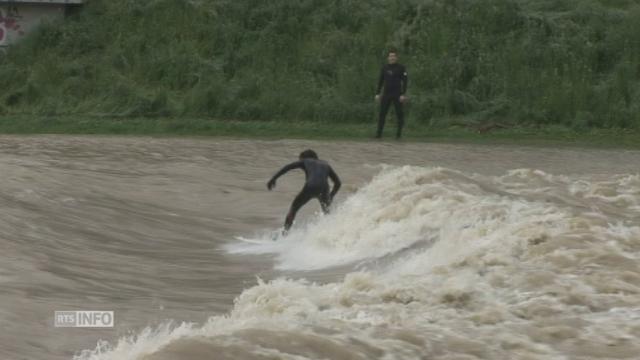 Des surfeurs sur le Rhin à Bâle