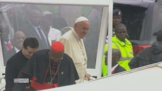Le Pape en Afrique condamne la radicalisation des jeunes