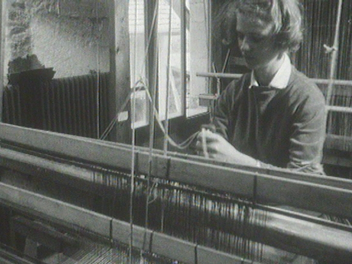 Une jeune fille souffrant d'handicap mental dans le village d'Aigues-Vertes en 1963. [RTS]