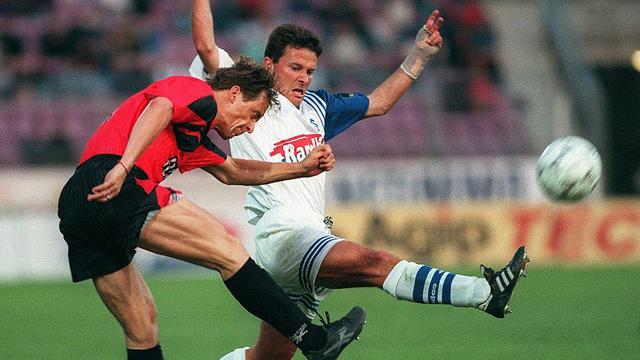 Le Neuchâtelois Adrian Kunz (à gauche) aux prises avec le Lausannois Blaise Piffaretti lors du match Lausanne - Neuchâtel Xamax, le samedi 31 mai 1997 à Lausanne. [Keystone - Fabrice Coffrini]