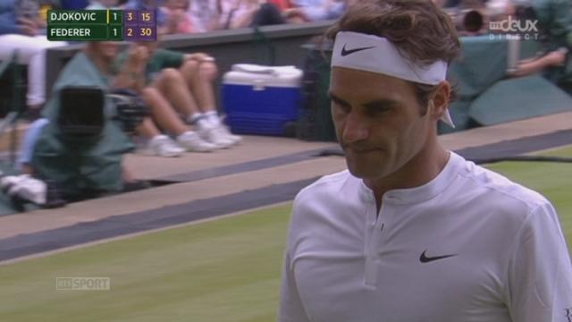 Finale messieurs. Novak Djokovic (SRB-1) - Roger Federer (SUI-2) (7-6 6-7 3-2). Après une interruption due à la pluie, Federer reprend du poil de la bête avec ce beau lob