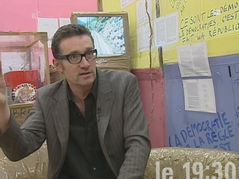 Thomas Hirschhorn à l'interview au Centre culturel suisse de Paris en 2004. [RTS]