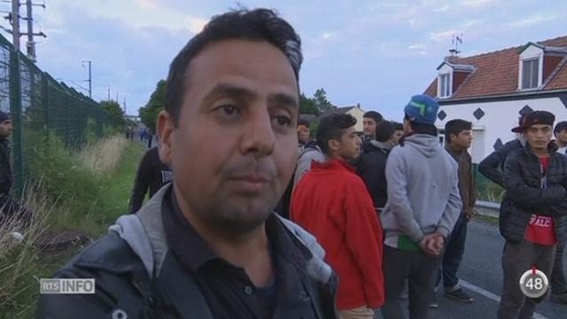 Les migrants tentent désespérément de gagner l'Angleterre par Calais