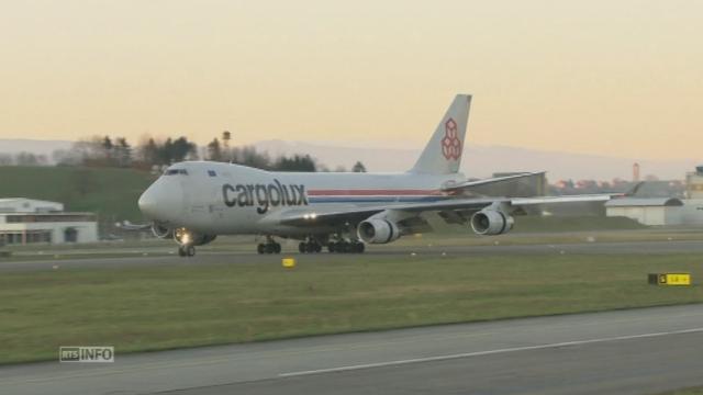 Le Boeing 747-400 vient de toucher le tarmac de l'aérodrome de Payerne, ce lundi 5 janvier 2015.