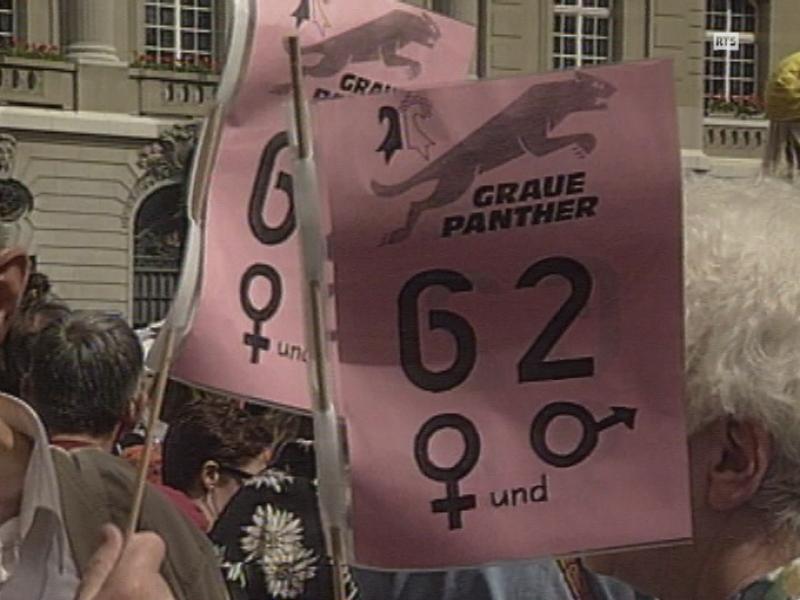 Manifestation contre le relèvement de l'âge de la retraite à 64 ans pour les femmes, Place fédérale en juin 1994. [RTS]