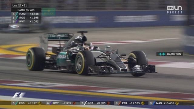 27e tour: Hamilton en difficulté se fait passer sans coup férir par Rosberg