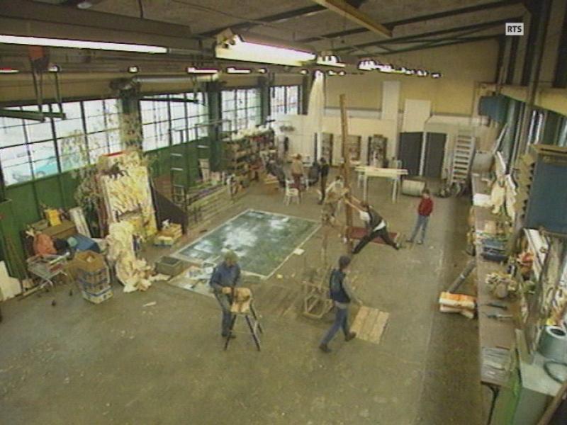 Des artistes au travail dans l'un des ateliers du site Artamis à Genève.