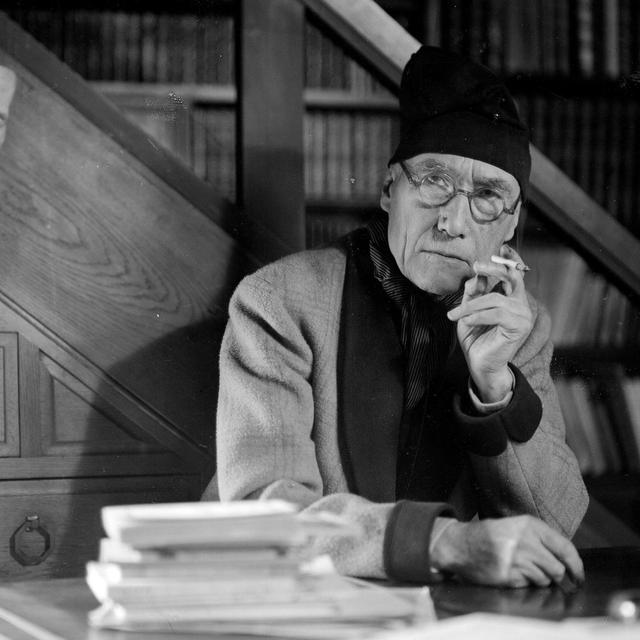 André Gide (1869-1951), écrivain français, et le masque de Giacomo Léopardi, Paris. [AFP - Albin-Guillot / Roger-Viollet]