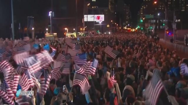 Les supporters démocrates attendent Hillary Clinton au Javits Center