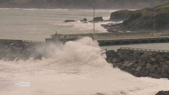 Des vagues géantes déferlent sur la côte nord de l'Espagne
