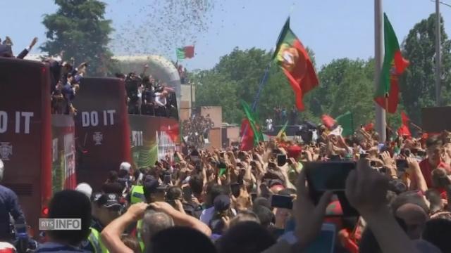 Les images de l'arrivée à Lisbonne des joueurs de football portugais accueillis en héros par la foule