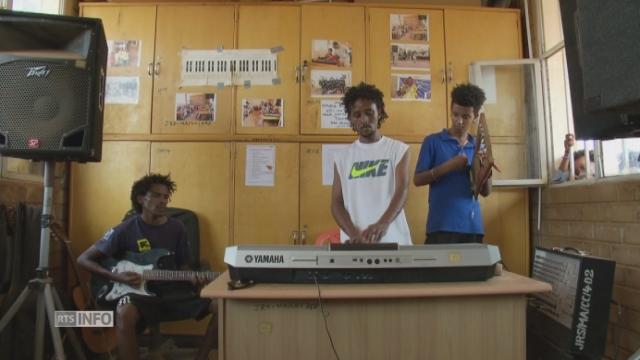 De jeunes Erythréens font de la musique dans un camp de régugiés en Ethiopie