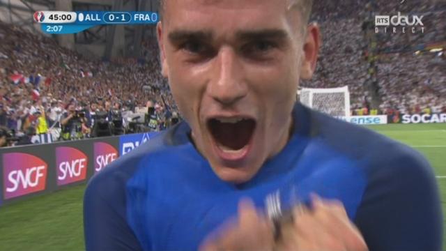 1-2, ALL-FRA (0-1): main de Schweinsteiger qui donne un pénalty pour la France juste avant la mi-temps! Griezmann le transforme