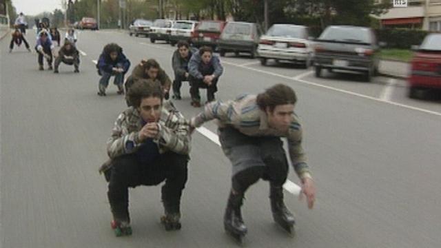 Jeunes dévalant les pentes de Lausanne en roller en 1994. [RTS]