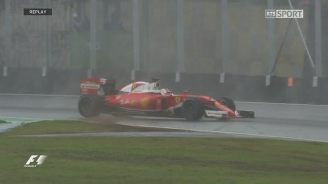 11e tour (sur 71). Sebastian Vettel (Ferrari) part en tête-à-queue et doit rejoindre son box!