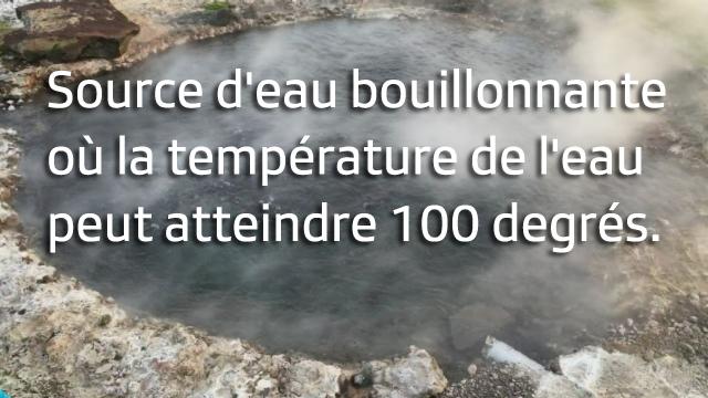 Source d'eau bouillonnante ou la température de l'eau peut atteindre 100 degrés