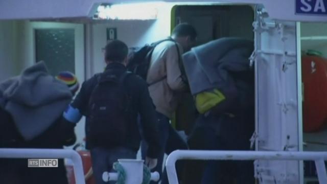Les premiers demandeurs d'asile embarquent vers la Turquie au départ de Lesbos