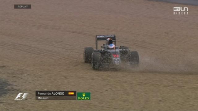 Course: la sortie de route de Fernando Alonso et le tête-à-queue de Carlos Sainz