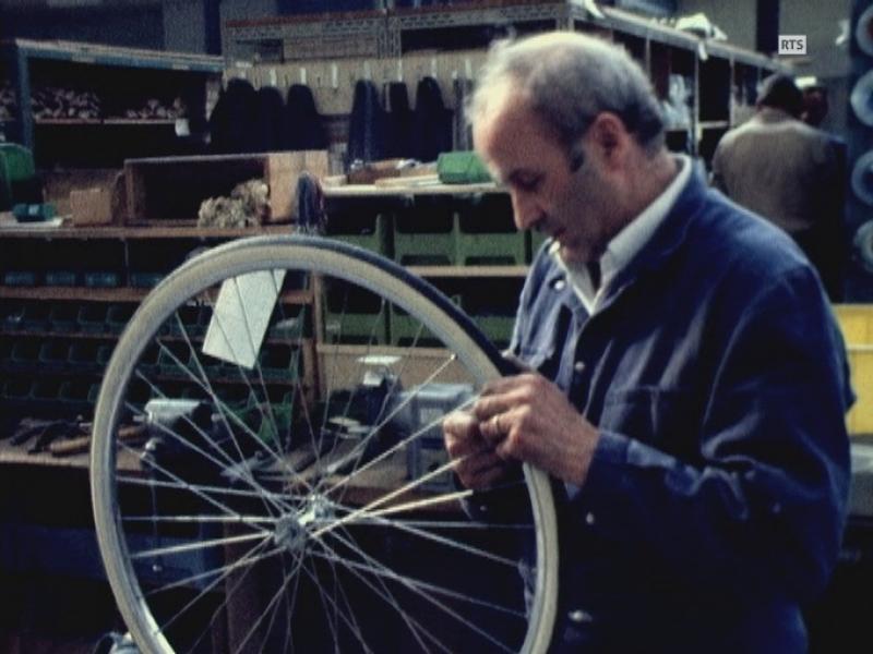 Un ouvrier au travail dans l'usine de cycles Tigra.