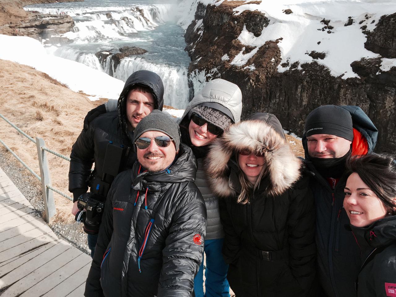 L'équipe ODK Islande devant Gullfoss (la chute d'or) de gauche à droite: Serge, Xavier, Aurélia, Céline, Olivier, Sandrine.