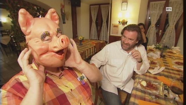 Claude Delessert imite le cri du cochon à la perfection. [RTS]