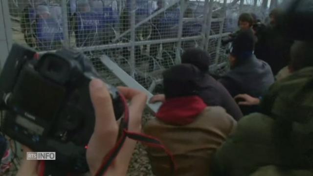 Des migrants tentent de forcer la barrière frontalière macédonienne
